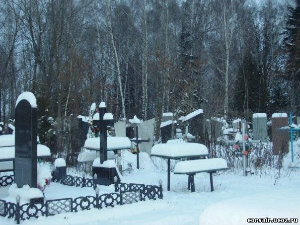 Кладбище зимой фото крест